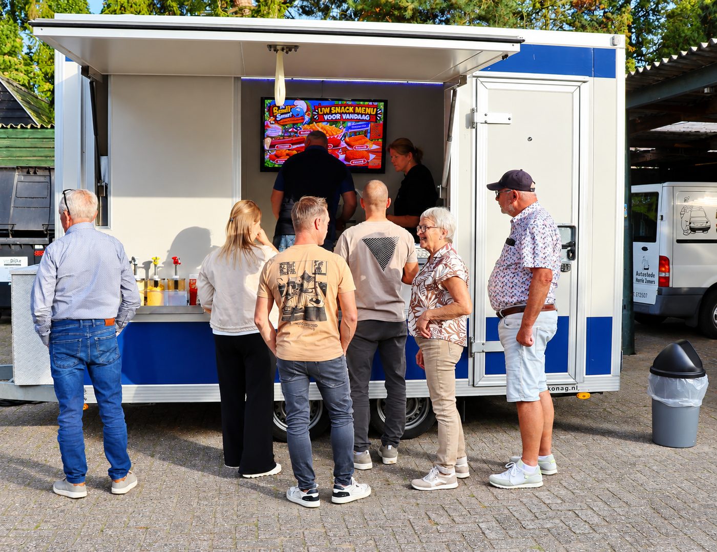 Een rij wachtende gasten voor de frietwagen van De Smulsmurf